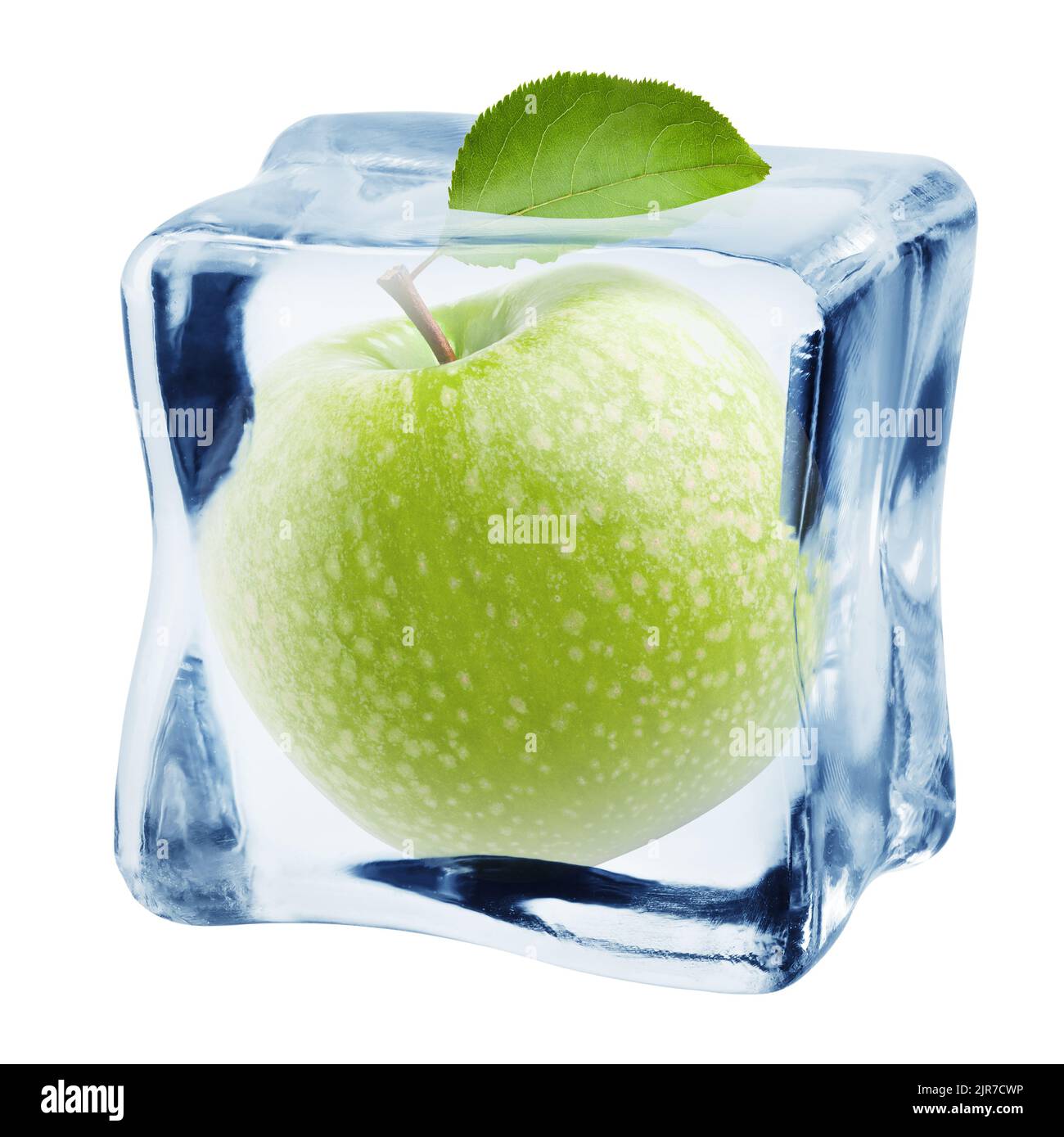 manzana en cubo de hielo, aislada sobre fondo blanco, camino de corte, profundidad de campo completa Foto de stock