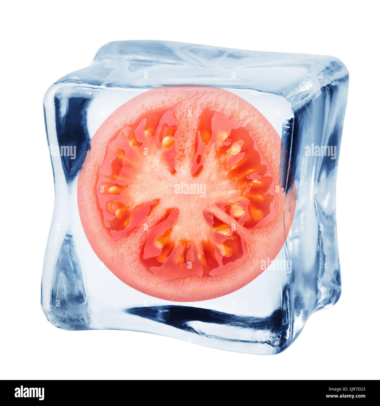 tomate en cubo de hielo, aislado sobre fondo blanco, camino de corte, profundidad de campo completa Foto de stock
