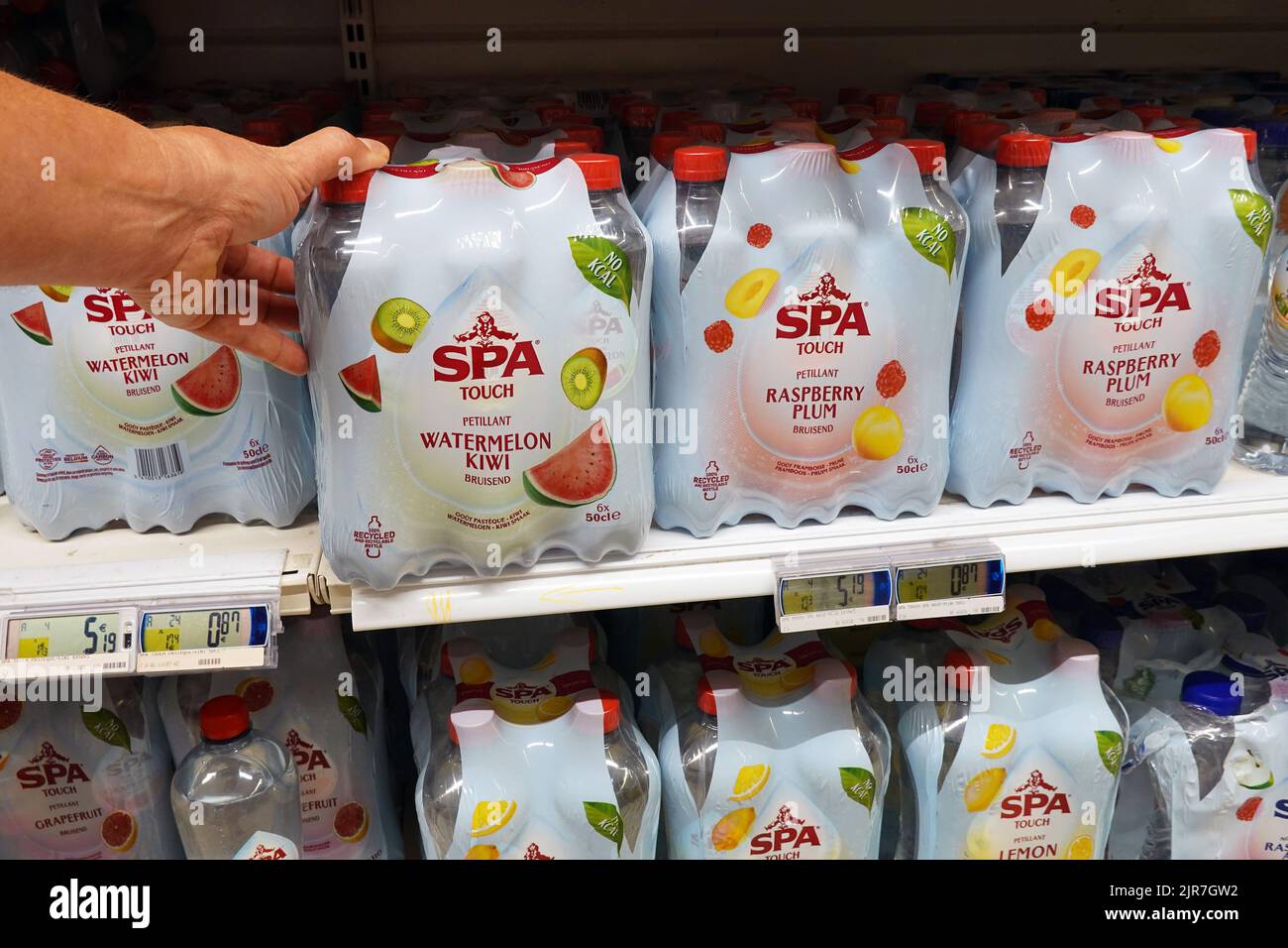 Agua mineral de spa en una tienda Foto de stock