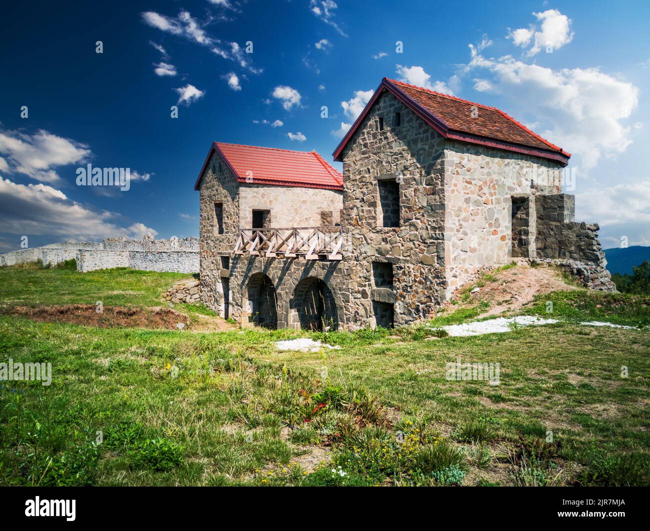 Porolissum, Rumania - Ruinas del castrum romano antiguo y de la ciudad en la provincia de Dacia Porolissensis. Entrada de Porta Pretoria. Foto de stock