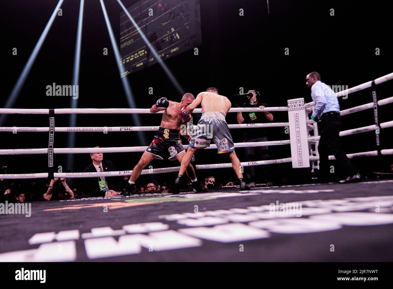 Boxeador profesional IBF Sergey Lipinets peso ligero derrota a WBC Lightweight Omar Figueroa Jr. En un partido de boxeo de 12 rondas Foto de stock