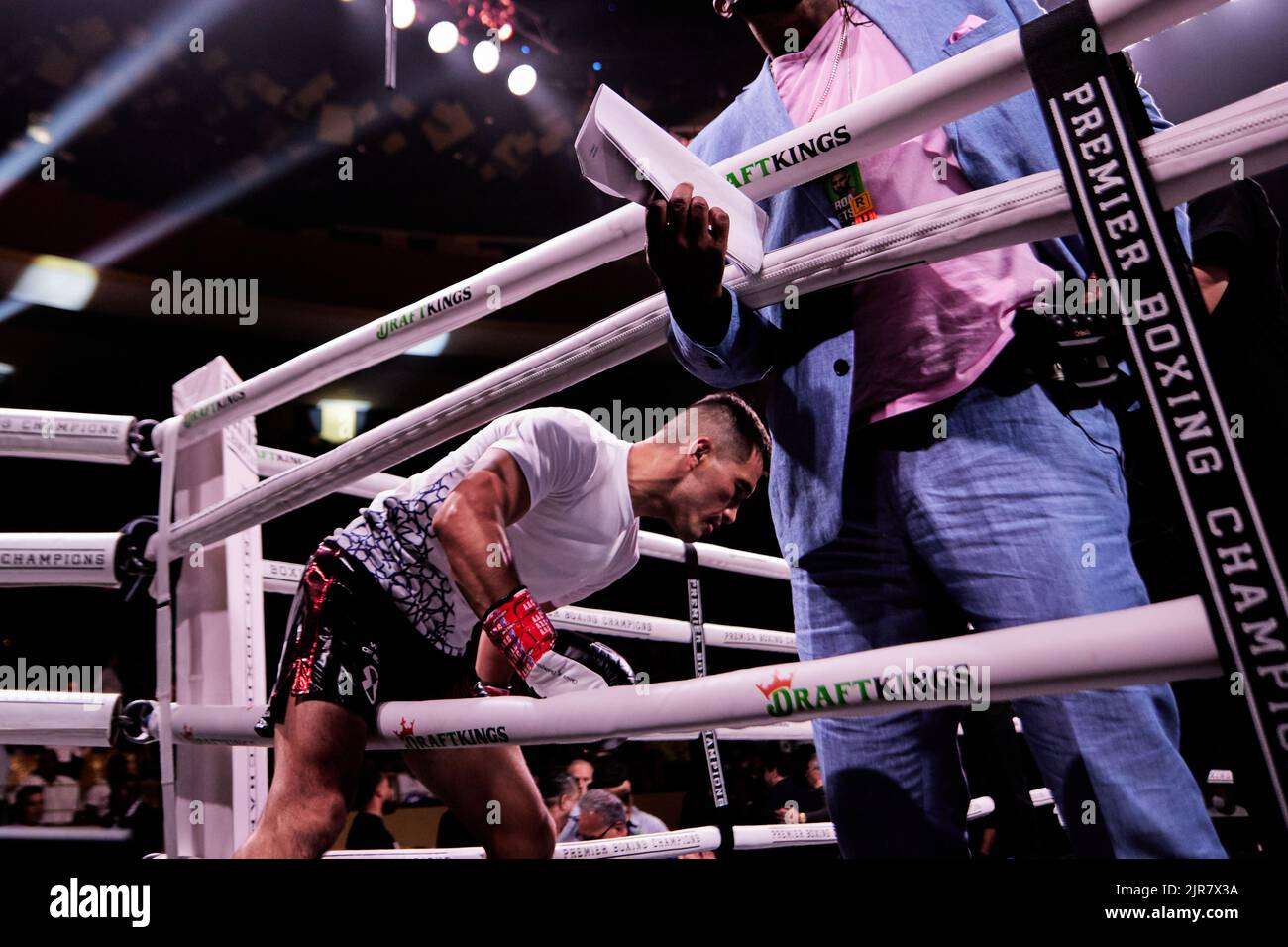 Boxeador profesional WBA interim super-ligero Alberto Puello derrota a WBA Super-Lightweight Batyr Akhmedov en Boxeo profesional Foto de stock