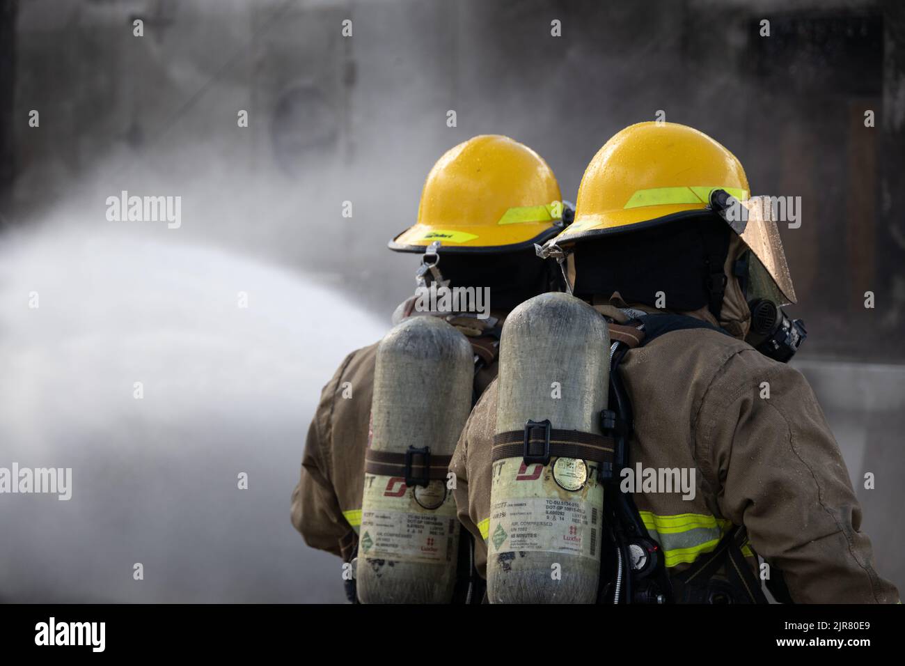 Los Marines de los EE.UU. Con rescate de aeronaves y bomberos (ARFF), Cuartel General y Cuartel General, Marine Corps Air Station (MCAS) Beaufort participan en un incendio de entrenamiento en MCAS Beaufort, S.C., 6 de agosto de 2022. Los Marines ARFF utilizan los incendios de entrenamiento como preparación para cualquier incendio de aeronaves que puedan encontrarse y los procedimientos que tienen que seguir en esas situaciones. (EE. UU Marine Corps foto por Lance Cpl. Isaac Jones) Foto de stock