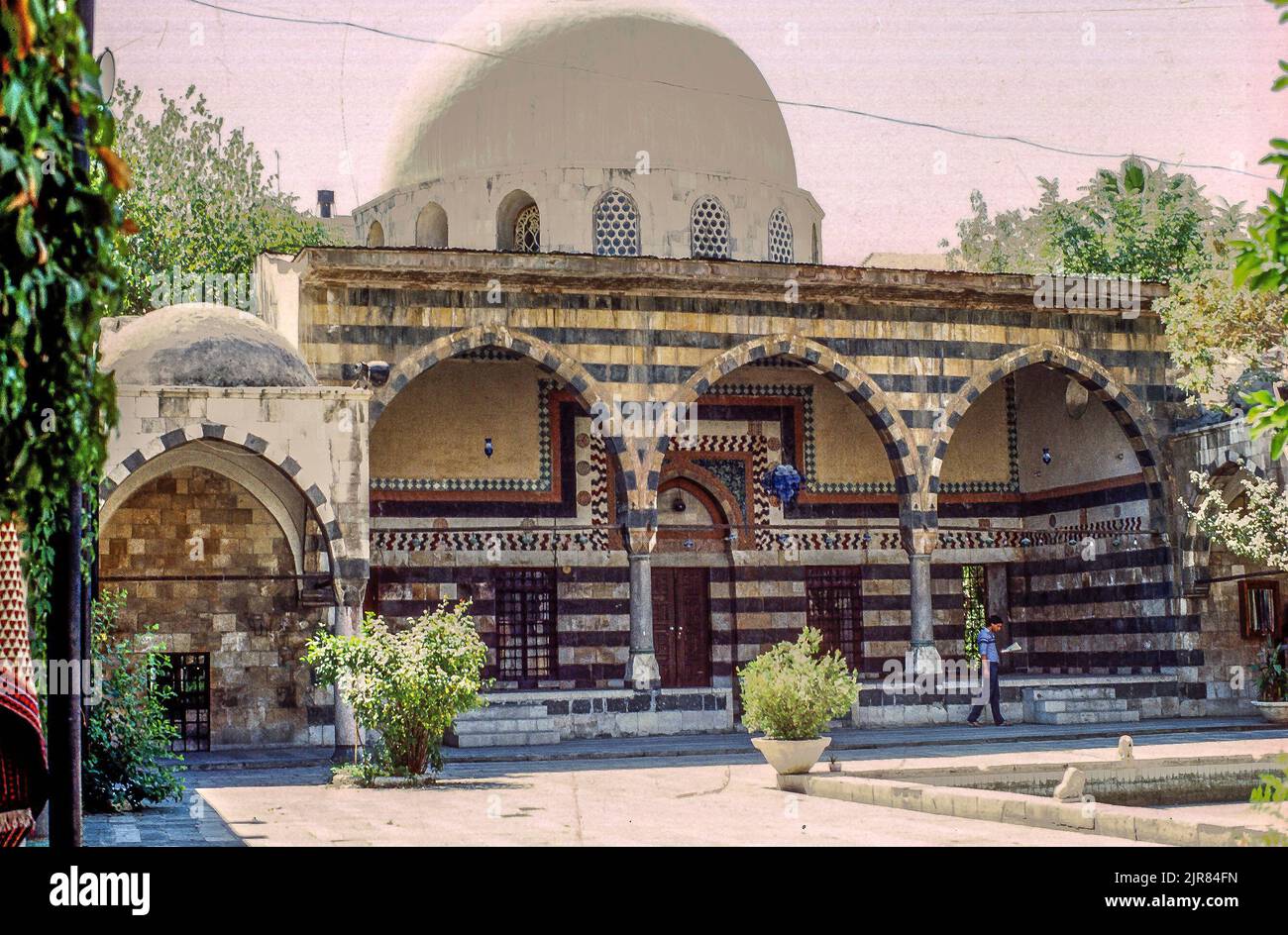 Patio de la mezquita de la era otomana Tekiye Al Suleimaniyeh (siglo 16th dC), Damasco, Siria Foto de stock