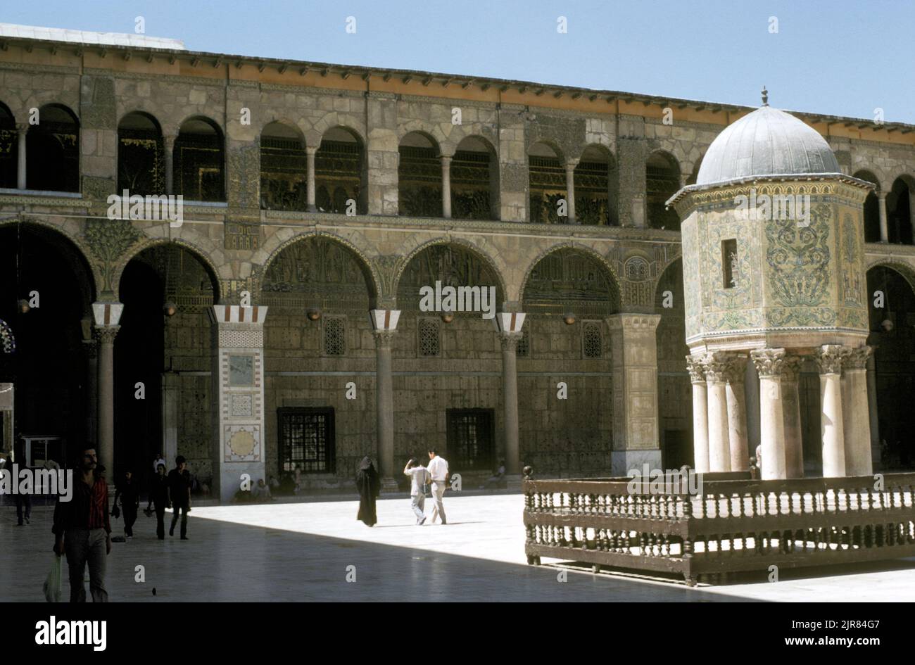 Dentro de la Mezquita Ummeya, Damasco, Siria, en 1985 Foto de stock