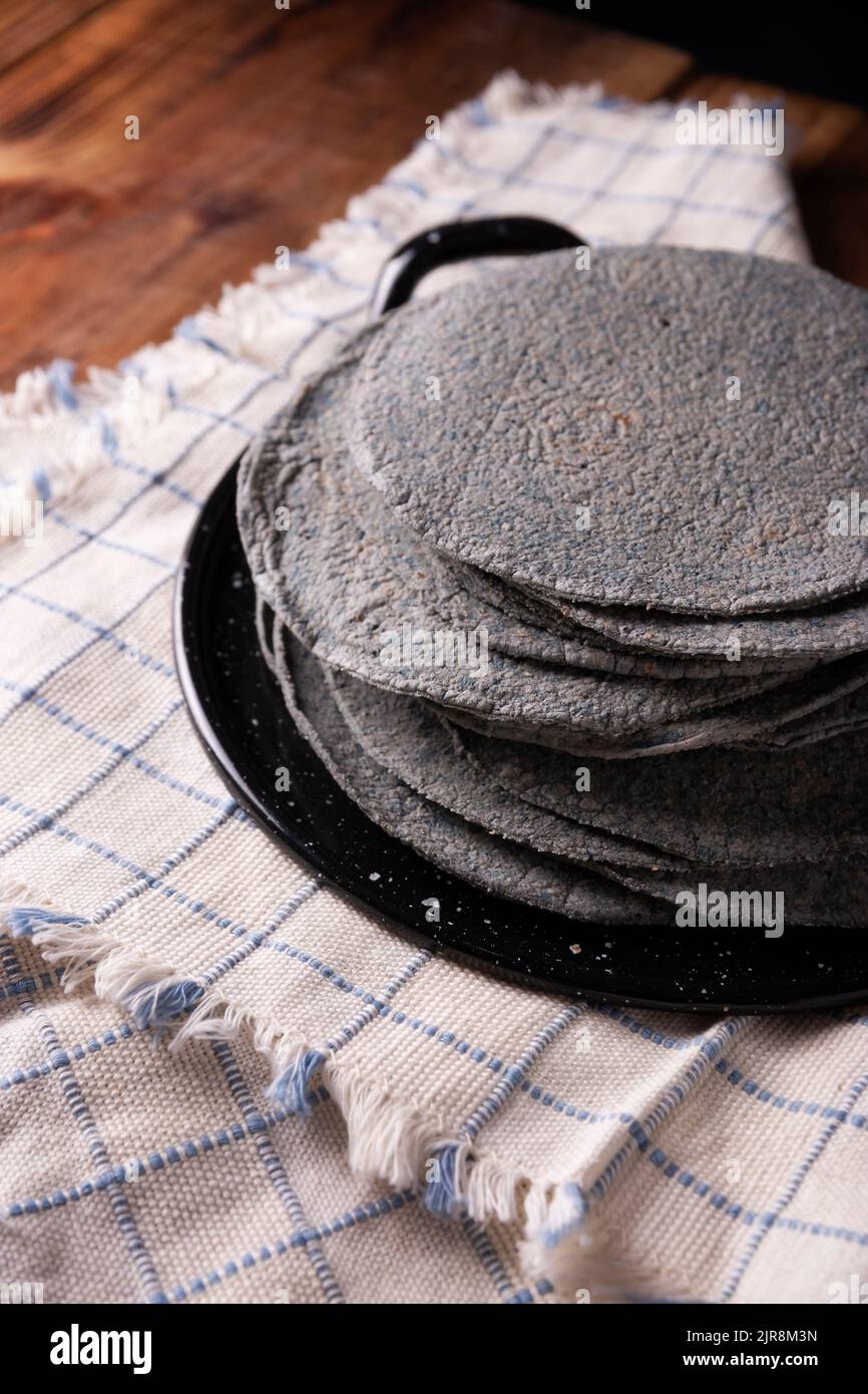 Tortillas de maíz azul. Alimentos elaborados con maíz nixtamalizado