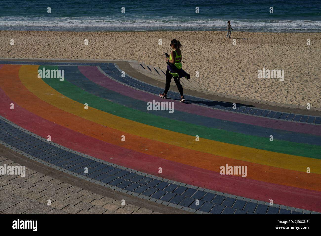 Un pescador camina a lo largo de Coogee Beach en Sydney, Australia, 23 de agosto de 2022. REUTERS/Loren Elliott Foto de stock