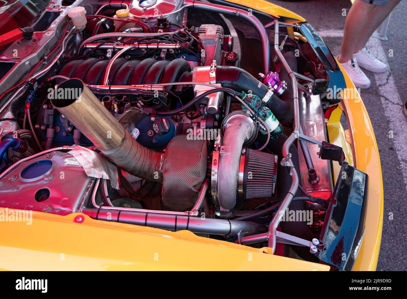 Un detalle de un motor de gasolina mejorado de Nissan Silvia S14 con capó abierto Foto de stock