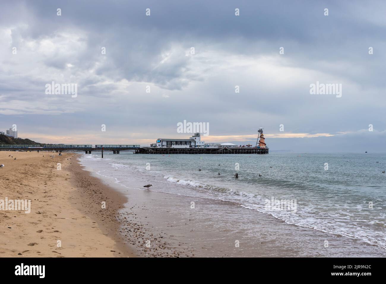 Vista por la mañana del muelle de Bournemouth desde West Beach Foto de stock