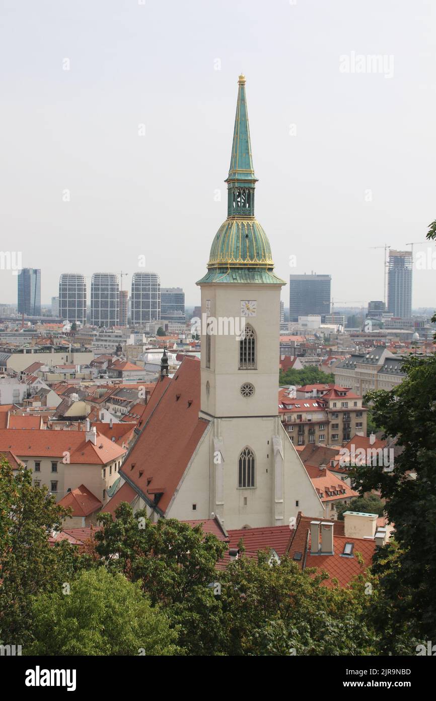 Vista del paisaje urbano de bratislava con la catedral de San Martín Foto de stock