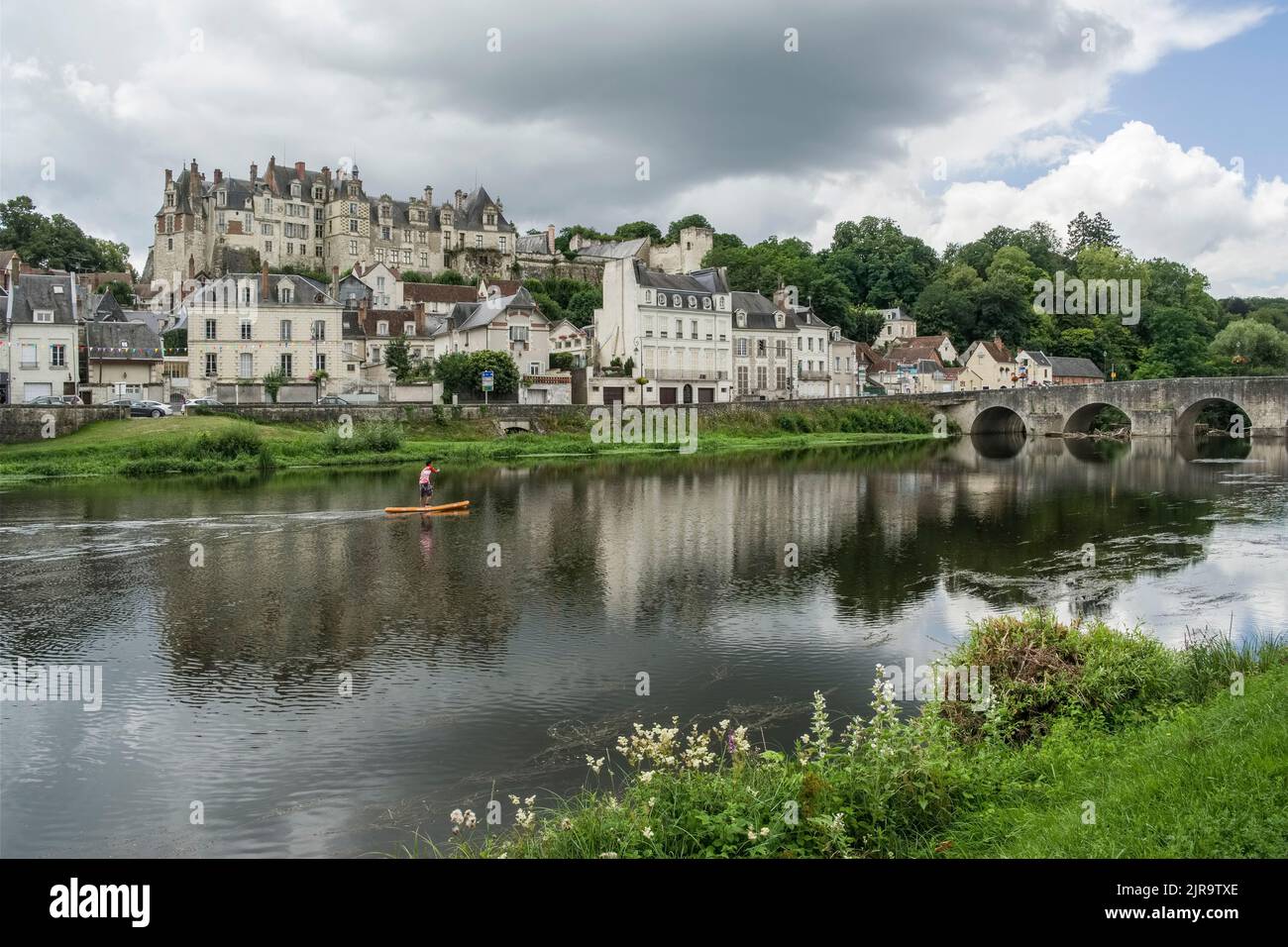 Saint-Aignan-sur-Cher (norte y centro de Francia): Visión general del río Cher, la ciudad y el castillo (castillo) Foto de stock