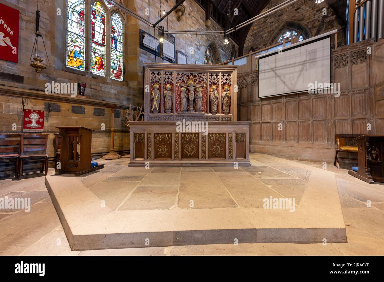 St Mary's Church, Scarborough, North Yorkshire, Inglaterra, Reino Unido - edificio catalogado de grado I - vista del altar moderno Foto de stock