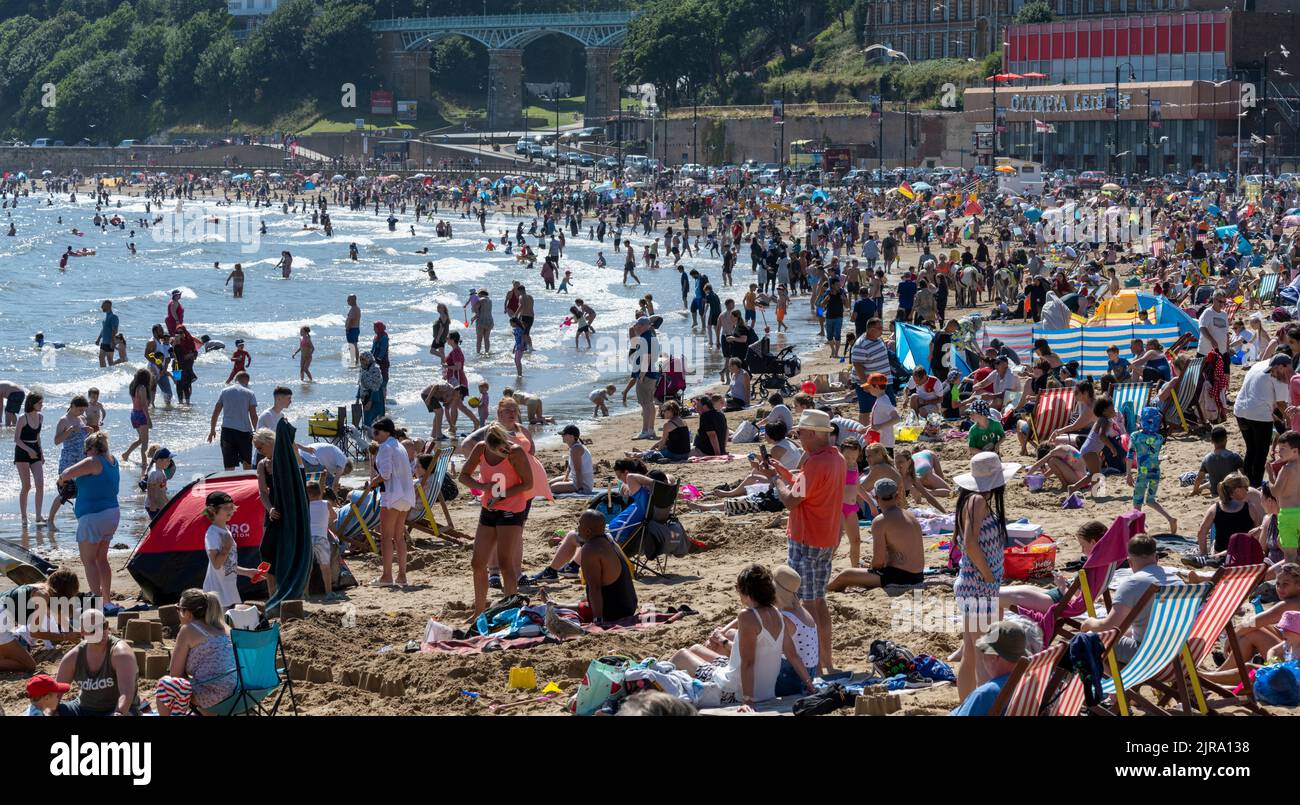 South Bay Beach, Scarborough lleno de turistas durante la ola de calor, Scarborough, Yorkshire, Inglaterra, Reino Unido Foto de stock