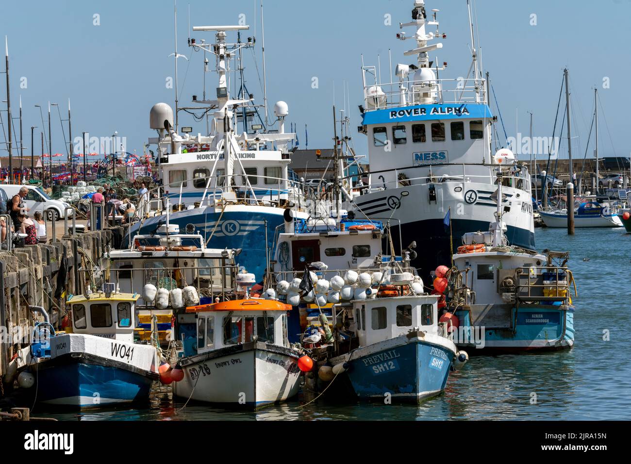 Barcos de pesca en el abarrotado puerto de Scarborough, Scarborough, North Yorkshire, Inglaterra, Reino Unido Foto de stock