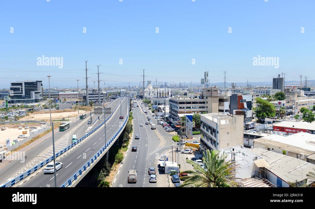 Zona industrial a lo largo de la carretera Bar Yehuda en Haifa, Israel. Foto de stock