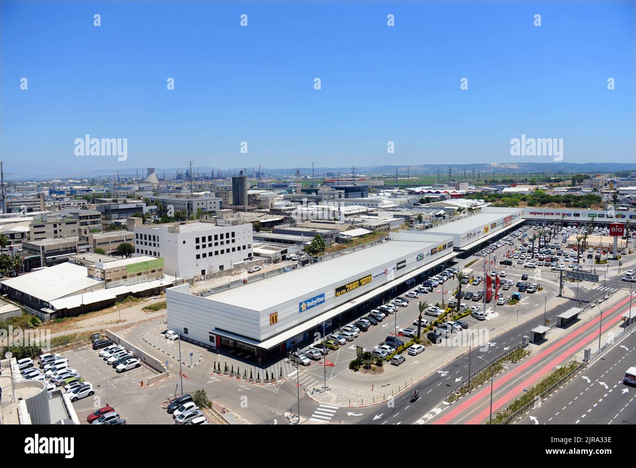 Vista aérea de un centro comercial en el bar Israel Yehuda Road en Haifa, Israel. Foto de stock
