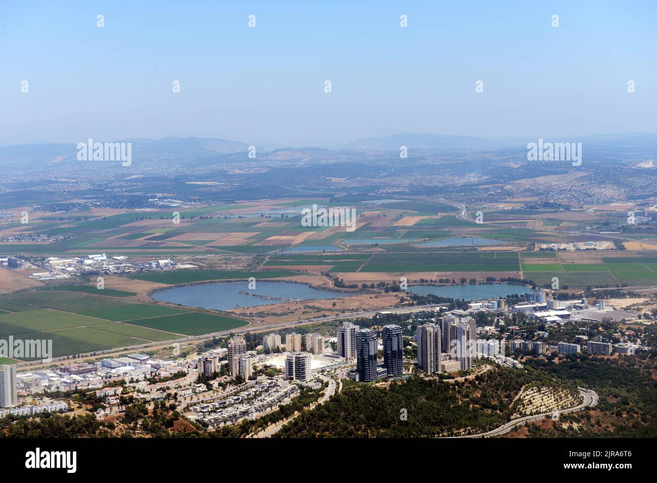 Vista de Nesher y el parque de los lagos de Nesher en el norte de Israel. Foto de stock