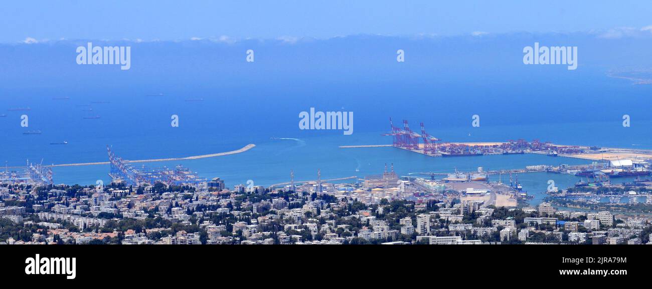 Una vista de la Bahía de Haifa con el puerto desde las montañas Carmel. Foto de stock