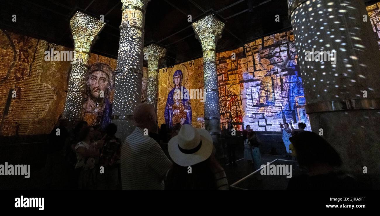 ESTAMBUL/TURQUÍA - 7 de julio de 2022: Proyecciones del espectáculo de Cristo en la Cisterna de Teodosio en estambul Foto de stock