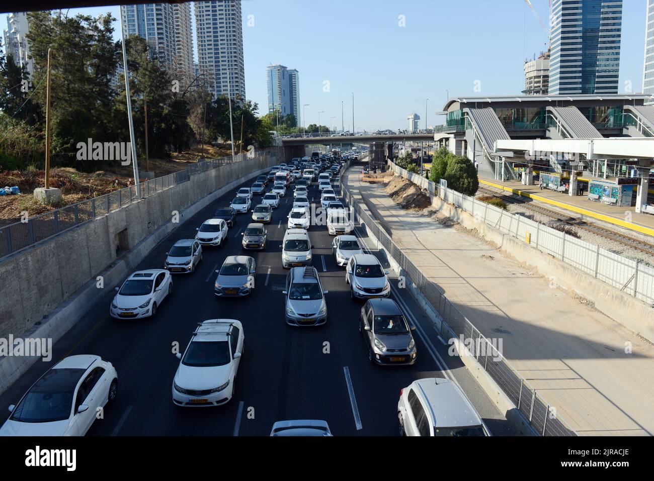 Tráfico intenso en la autopista de Ayalon en Tel-Aviv, Israel. Foto de stock