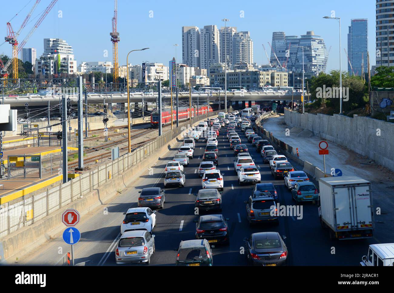 Tráfico intenso en la autopista de Ayalon en Tel-Aviv, Israel. Foto de stock