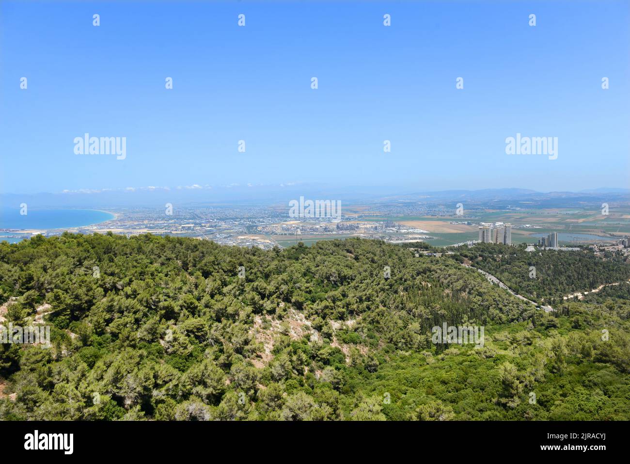 Vista de las montañas del Carmelo y del valle detrás de él, vista desde la Universidad de Haifa, Israel. Foto de stock