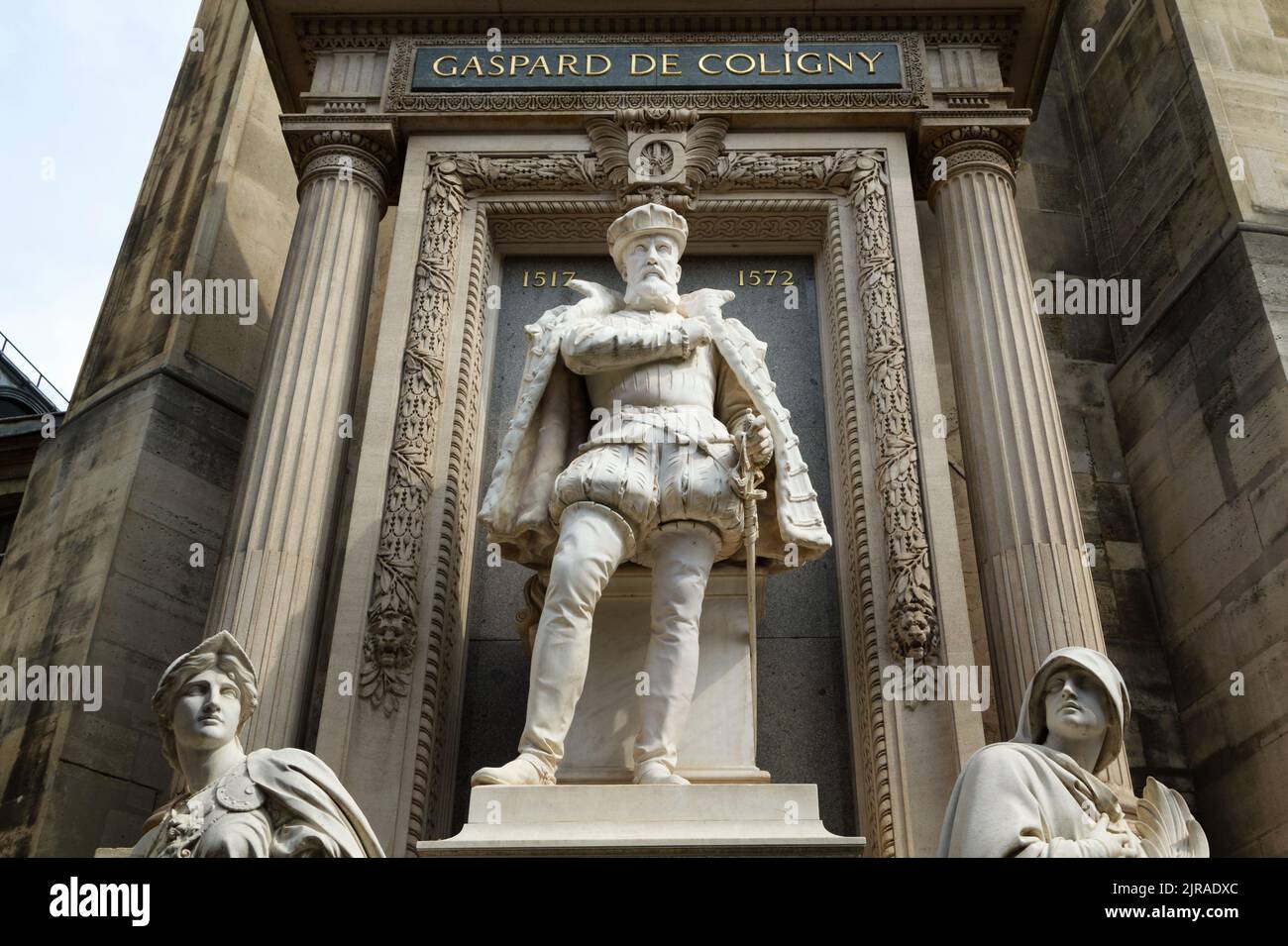 Monumento de Gaspard de Coligny asesinado durante la masacre de San Bartolomé en 1572 - por Gustave Crauk (1889) - Templo Oratorio, rue de Rivoli -París Foto de stock