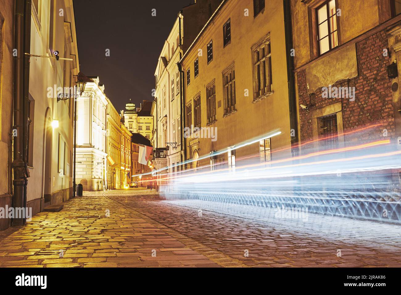 Edificios antiguos en el barrio histórico de Cracovia por la noche Foto de stock