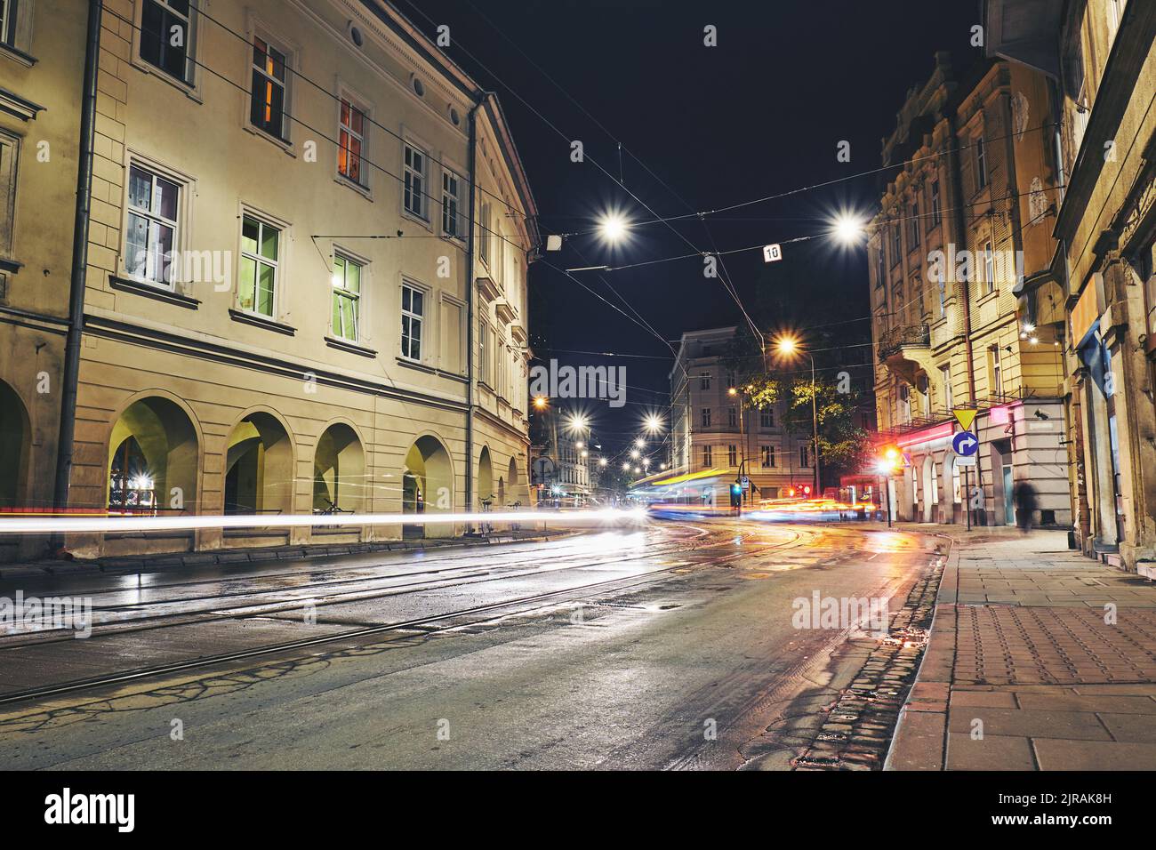 Edificios antiguos en el barrio histórico de Cracovia por la noche Foto de stock