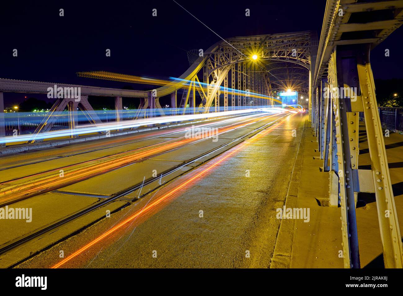 Puente de hierro al otro lado del río en Cracovia por la noche Foto de stock