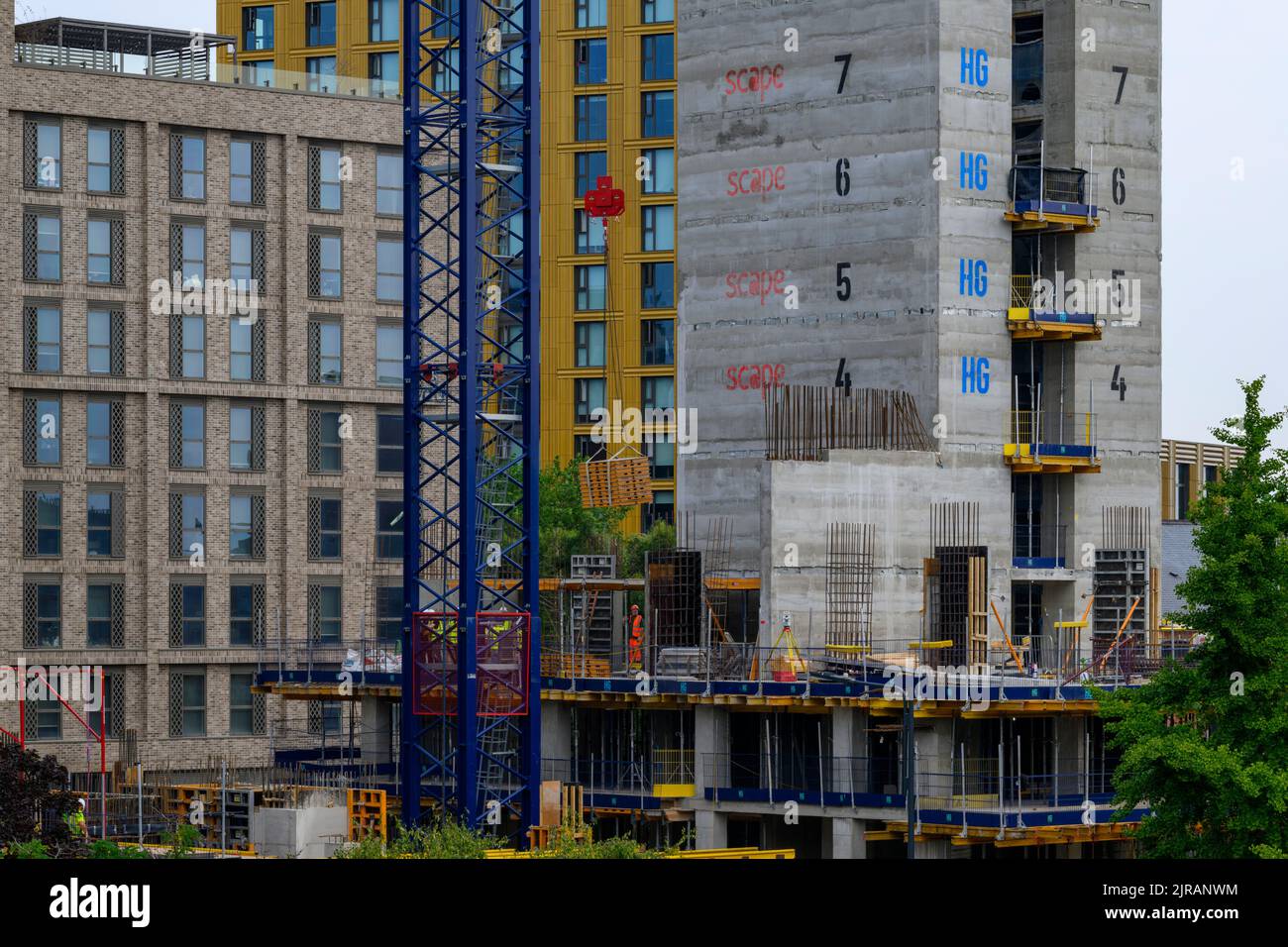 Proyecto de bloque de torres urbanas (desarrollo moderno de apartamentos de varias plantas de gran altura, trabajo de personal, mástil de grúa) - Leeds, West Yorkshire, Inglaterra, Reino Unido. Foto de stock