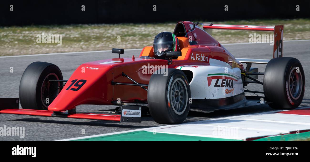Coche de carreras de fórmula roja acción de primer plano en la pista de carreras de motor deportivo. Mugello, Italia, marzo de 25 2022. Serie de 24 horas Foto de stock