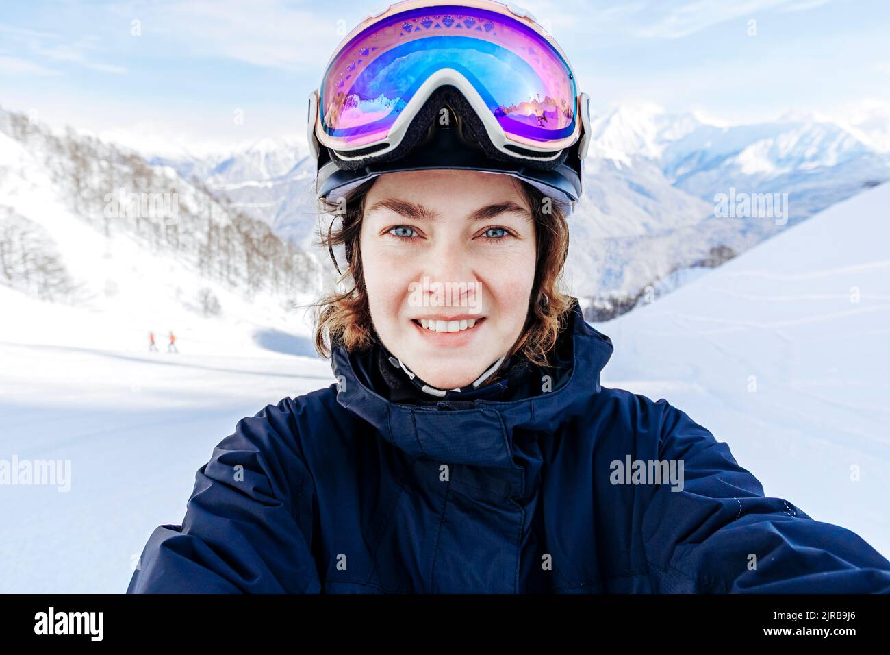 Mujer que llevaba gafas de esquí fotografías e imágenes de alta
