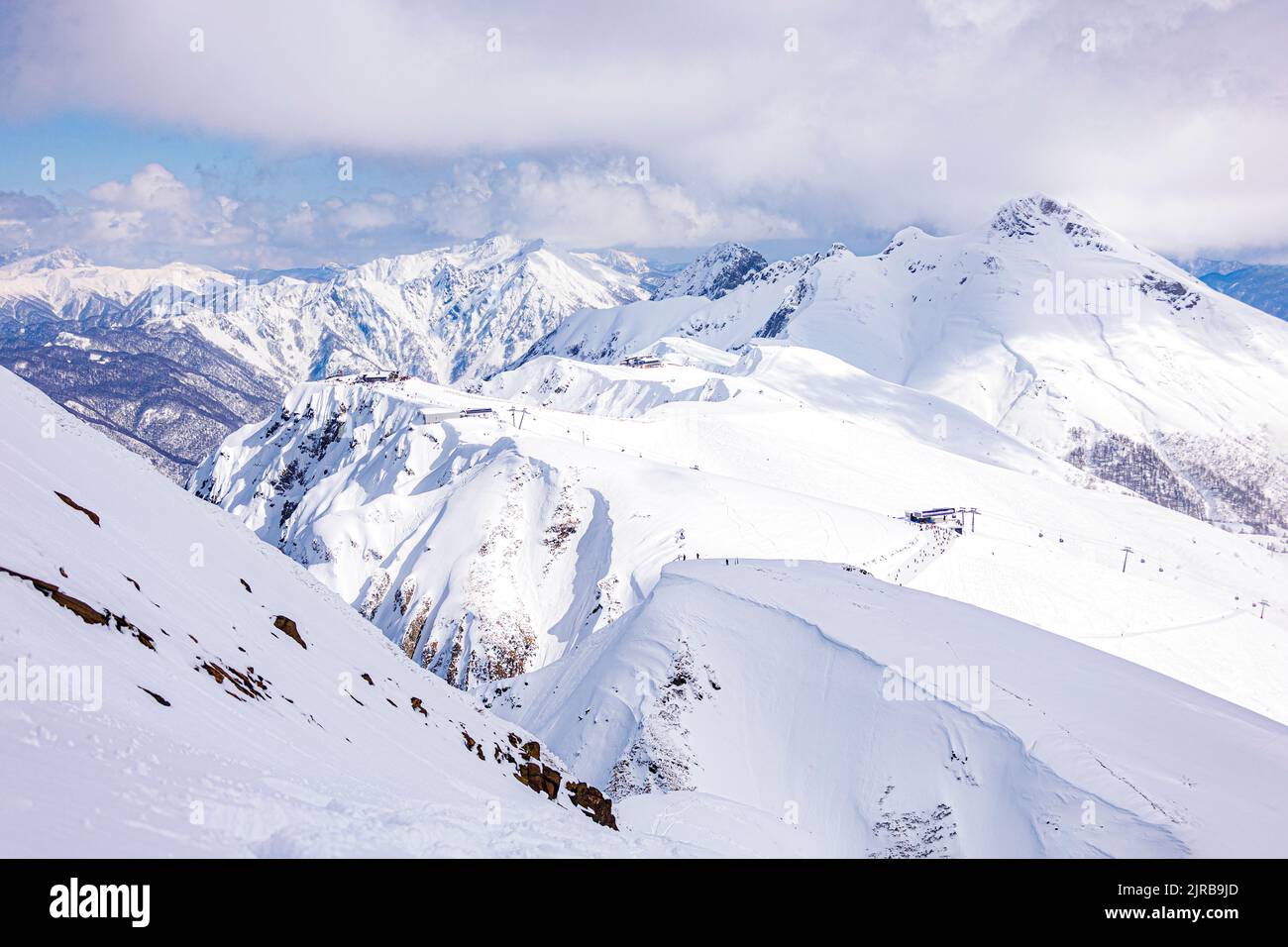 Cadenas montañosas cubiertas de nieve Foto de stock