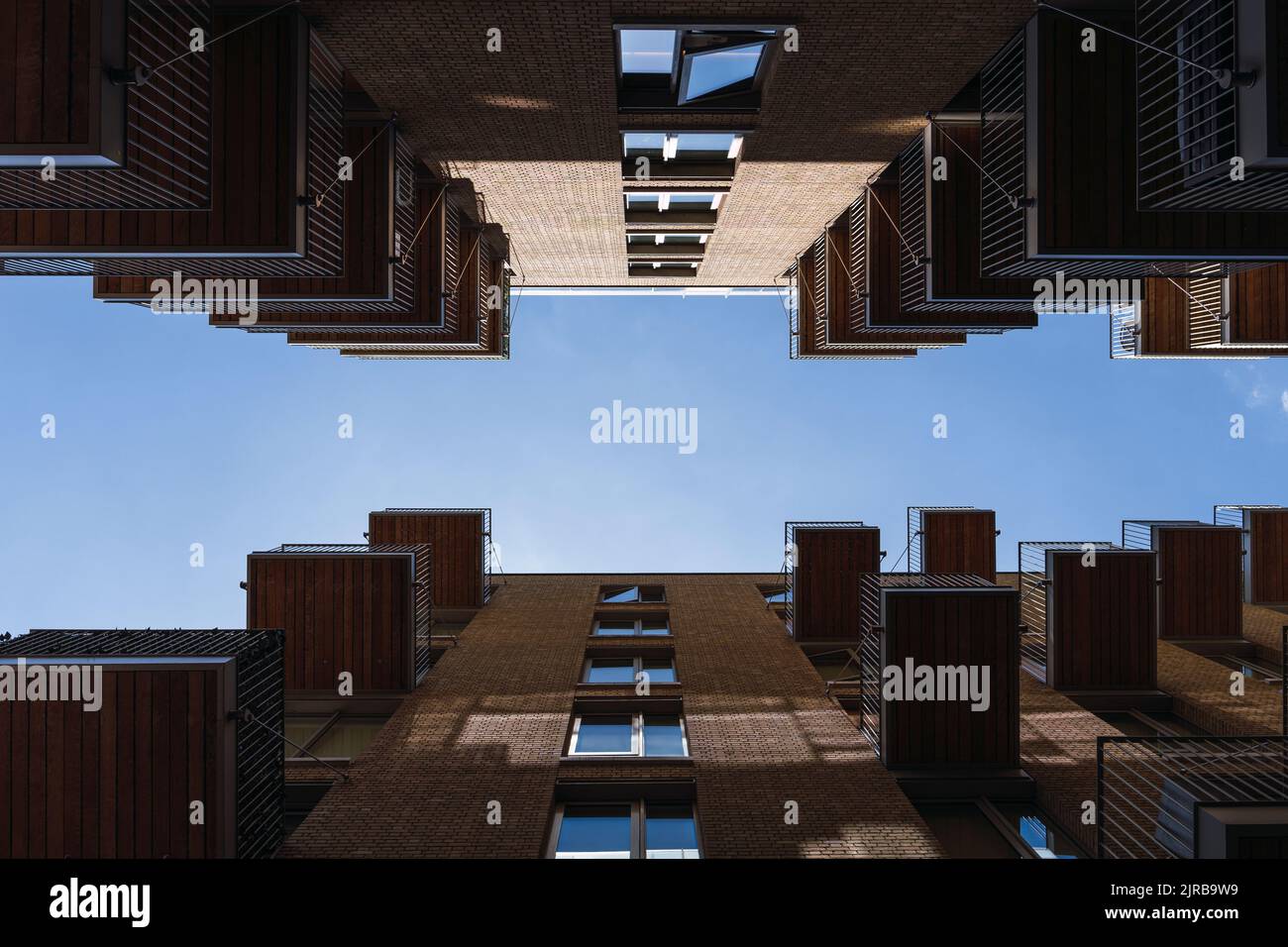 Edificios simétricos bajo el cielo azul Foto de stock