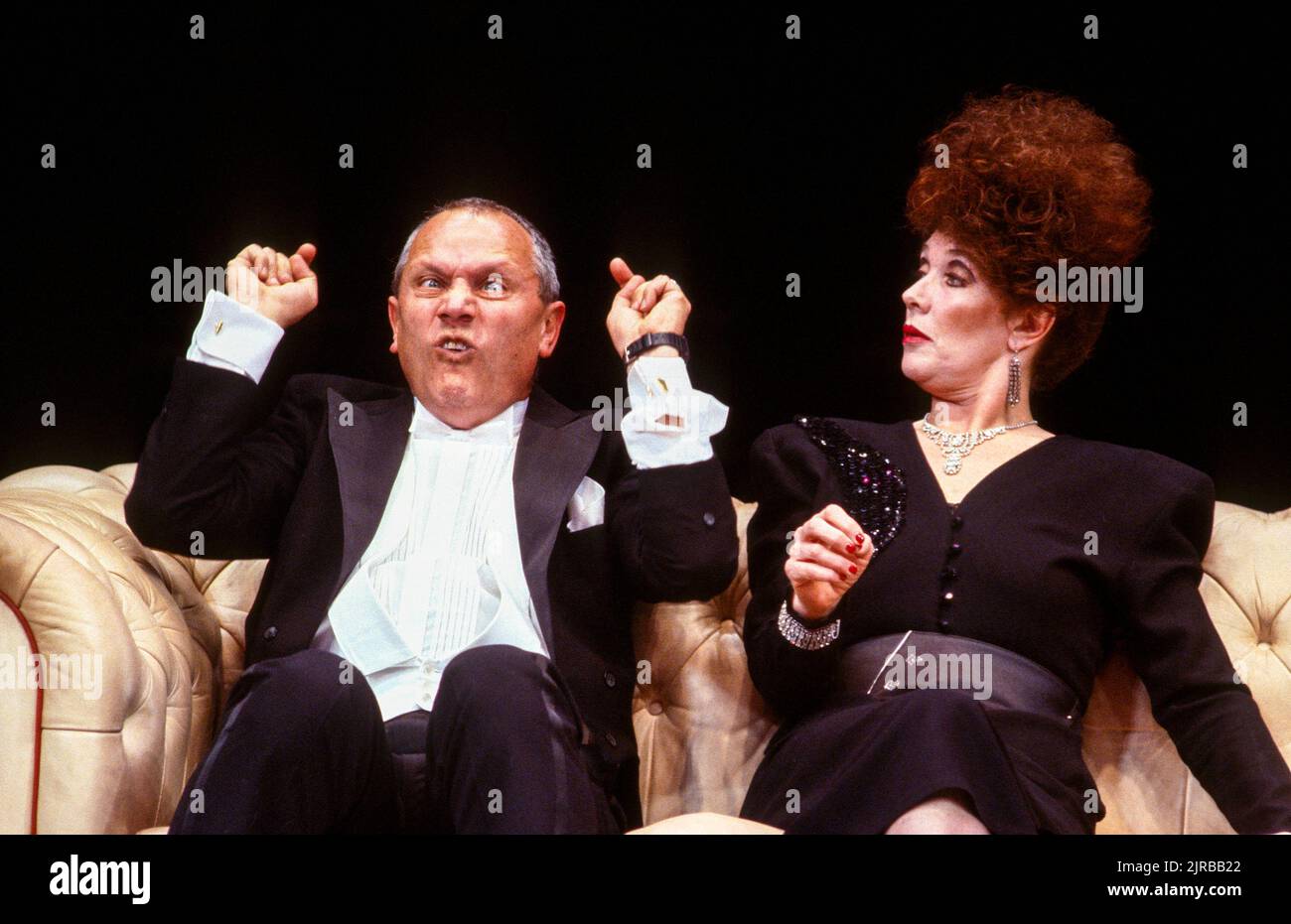 Steven Berkoff (LES), Linda Marlowe (Helen) in DECADENCE at Wyndham’s Theatre, Londres WC2 26/02/1987 Escrito y dirigido por Steven Berkoff diseño: Mani Fagenblum Foto de stock