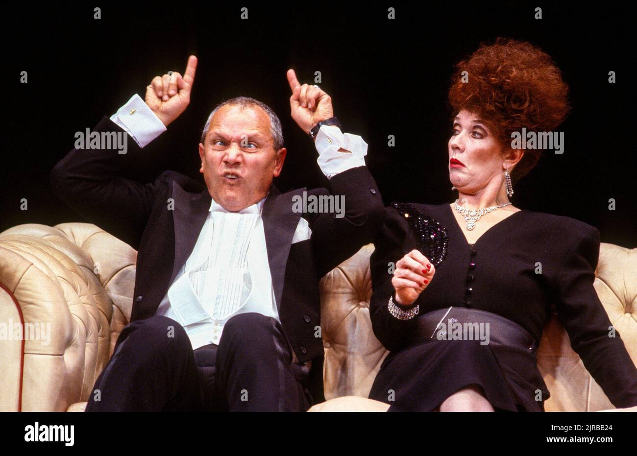 Steven Berkoff (LES), Linda Marlowe (Helen) in DECADENCE at Wyndham’s Theatre, Londres WC2 26/02/1987 Escrito y dirigido por Steven Berkoff diseño: Mani Fagenblum Foto de stock