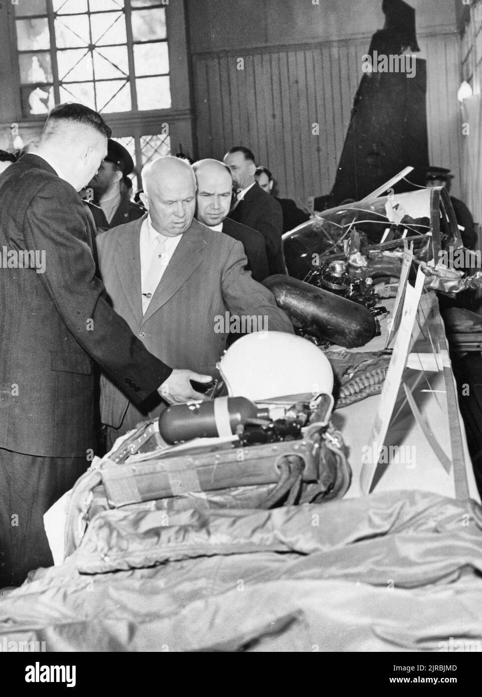 Esta fotografía representa al primer ministro soviético Nikita Krushchev viendo objetos recuperados de los restos del avión espía estadounidense U-2 Foto de stock