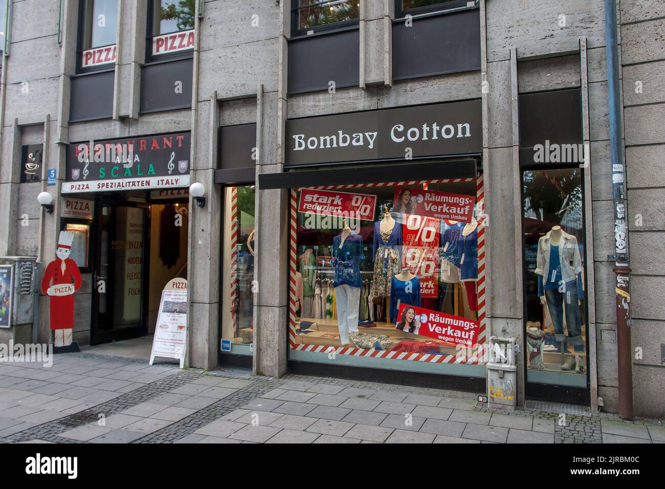 Exhibición de ropa étnica fotografías e imágenes de alta resolución - Alamy