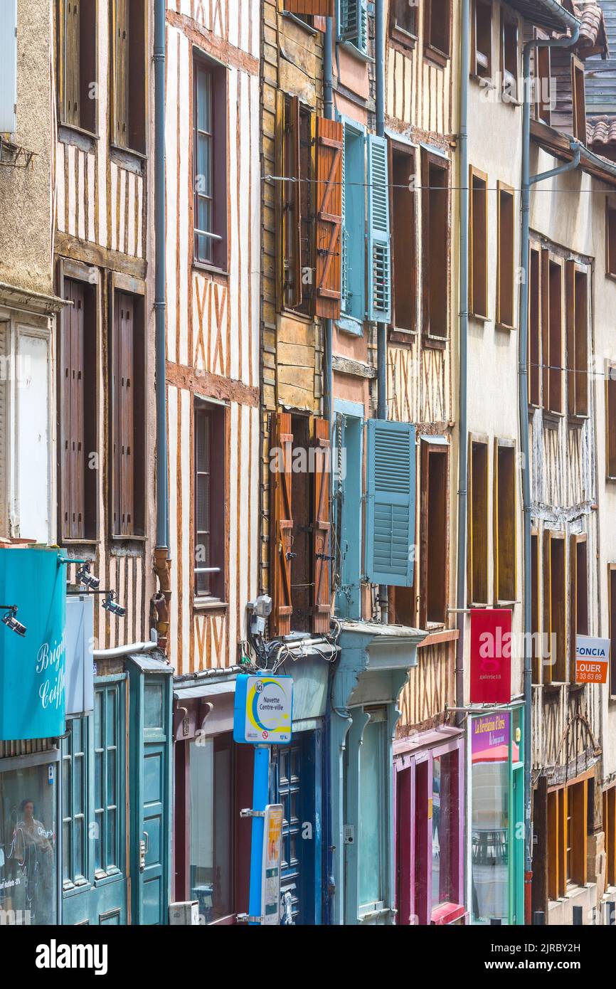 Estilos arquitectónicos mixtos en la Rue Raspail, Limoges, Haute-Vienne (87), Francia. Foto de stock