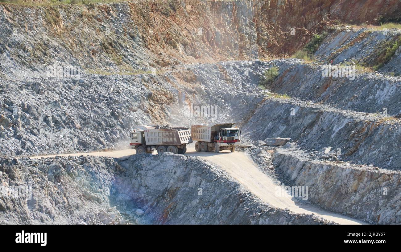 La cantera de minería de aire comprimido con maquinaria de trabajo. Foto de stock