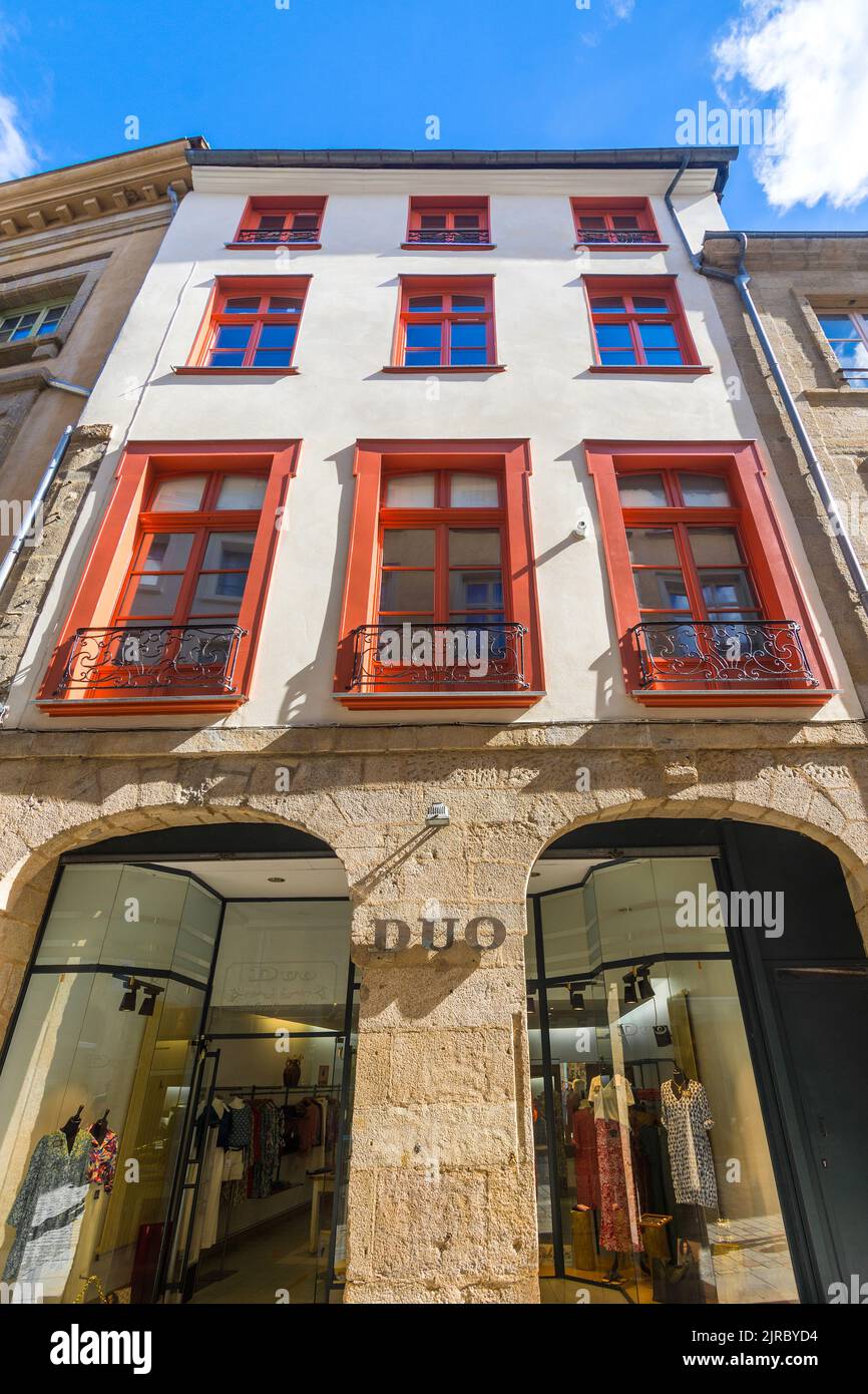 Apartments Above 'DUO' tienda de ropa femenina en Rue du Consulat, Limoges, Haute-Vienne (87), Francia. Foto de stock