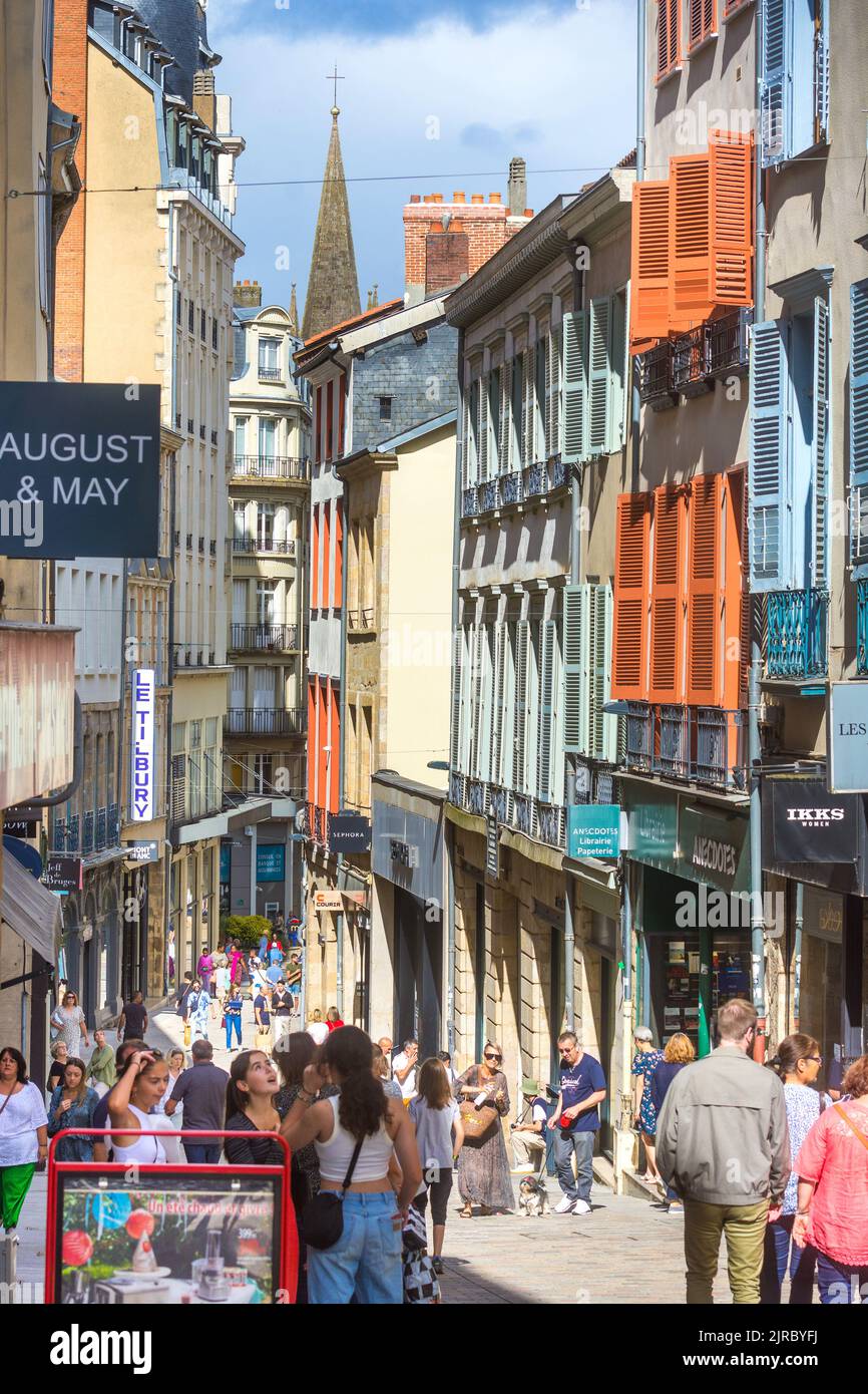 Fin de semana las multitudes de compradores y turistas en la Rue du Consulat, Limoges, Haute-Vienne (87), Francia. Foto de stock