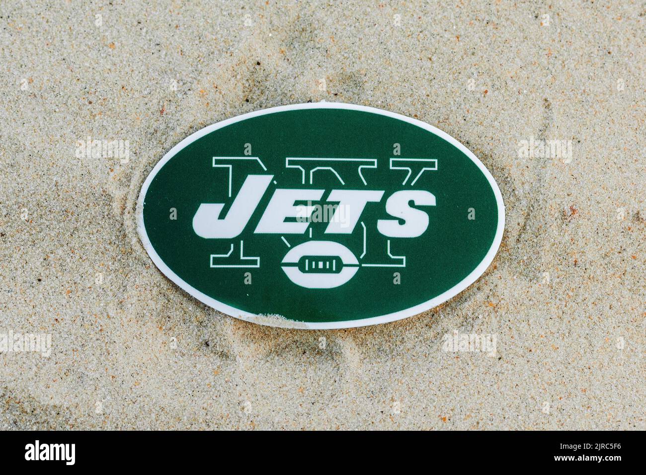 15 de septiembre de 2021, Moscú, Rusia. El emblema del club de fútbol New York Jets en la arena de la playa. Foto de stock
