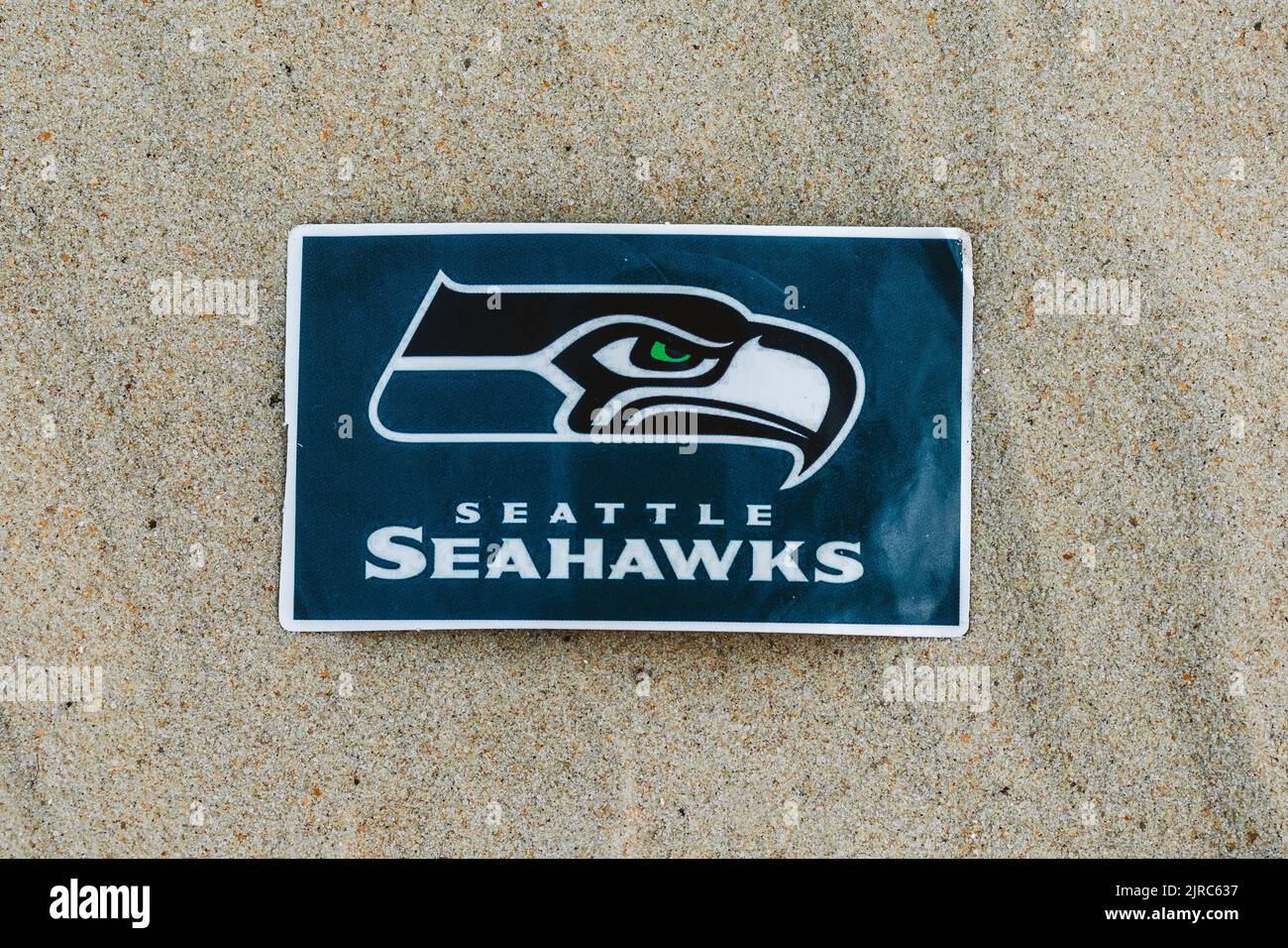 15 de septiembre de 2021, Moscú, Rusia. El emblema del club de fútbol Seattle Seahawks en la arena de la playa. Foto de stock