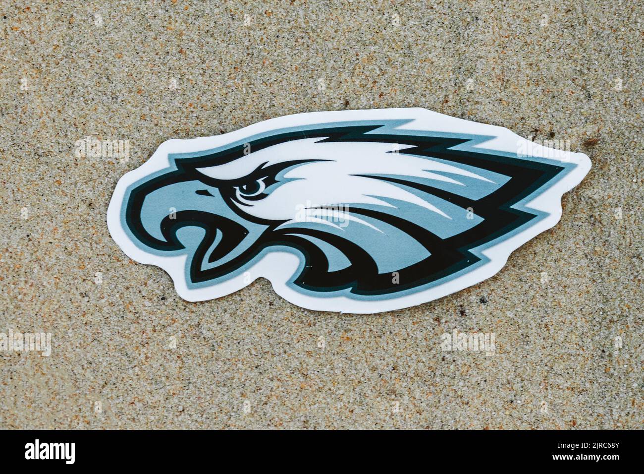15 de septiembre de 2021, Moscú, Rusia. El emblema del club de fútbol Philadelphia Eagles en la arena de la playa. Foto de stock