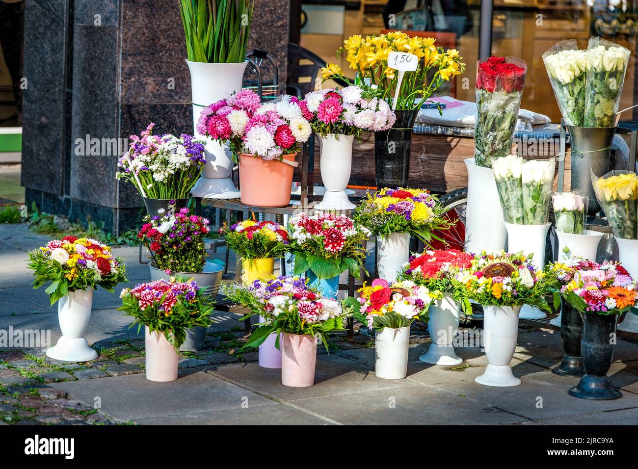 venta de flores en la calle. ramos de varias hermosas flores en la calle  Fotografía de stock - Alamy