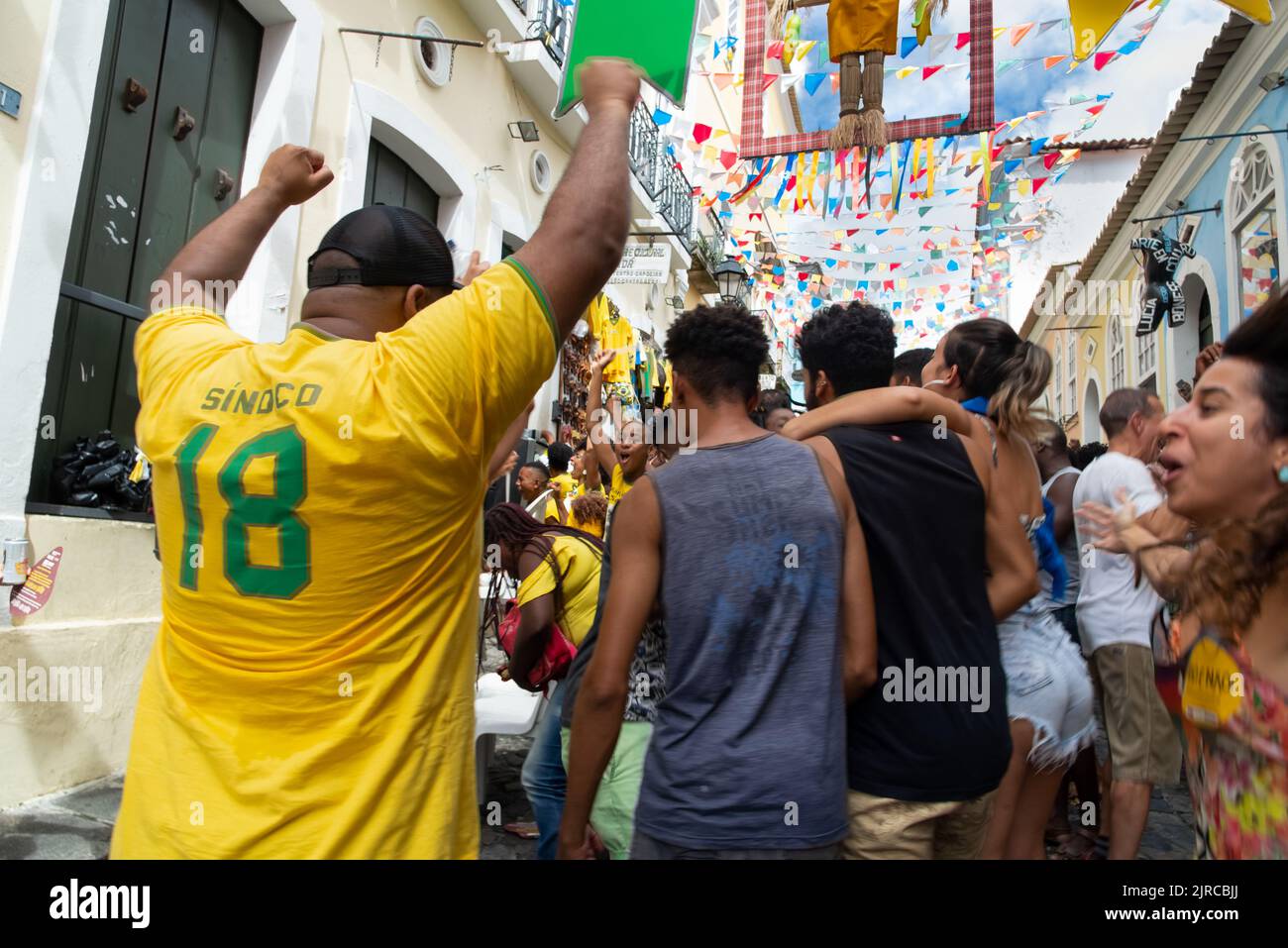 Salvador, Bahía, Brasil - 22 de junio de 2018: Los aficionados de Brasil celebran el gol en el partido entre Brasil y Costa Rica para la Copa Mundial 2018 en Rusia. Foto de stock