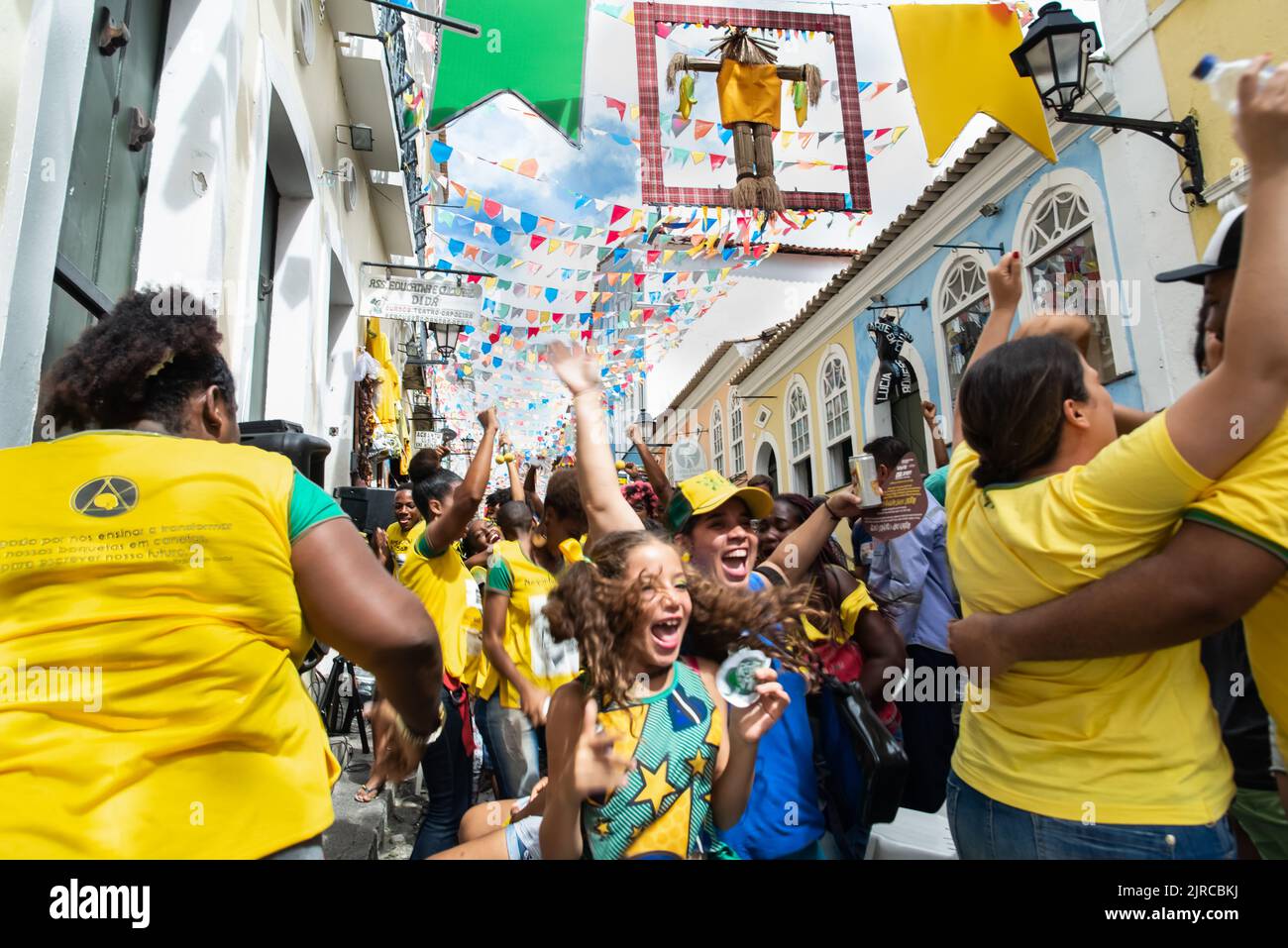 Salvador, Bahía, Brasil - 22 de junio de 2018: Los aficionados de Brasil celebran el gol en el partido entre Brasil y Costa Rica para la Copa Mundial 2018 en Rusia. Foto de stock