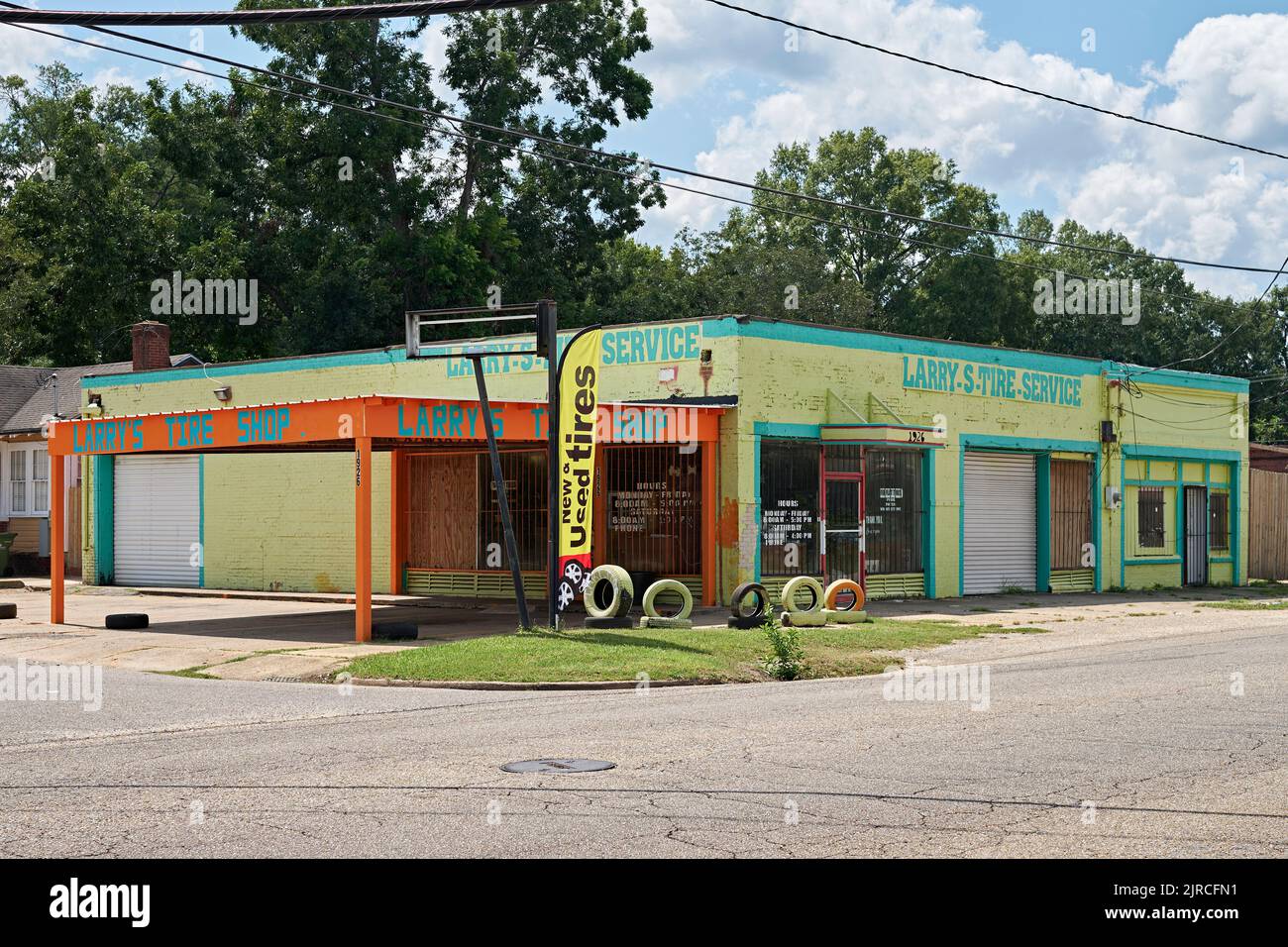 Tienda local de neumáticos pequeños o tienda de neumáticos en un barrio deprimido de Montgomery Alabama, EE.UU. Foto de stock